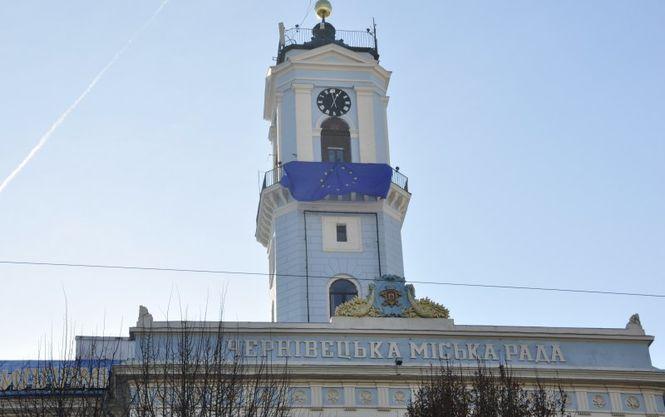 У Чернівцях понад 100 людей блокували президію міськради, вимагаючи звільнення головного лікаря пологового будинку / uazmi.org У Чернівцях понад 100 людей блокували президію міськради, вимагаючи звільнення головного лікаря пологового будинку / uazmi.org