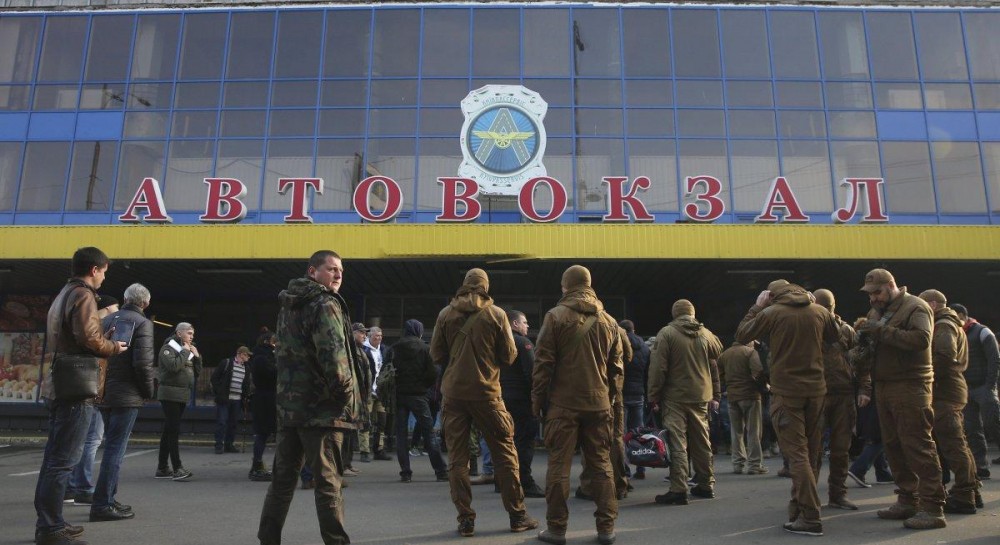 На автовокзале Киева радикалы С14 устроили акцию против перевозчиков