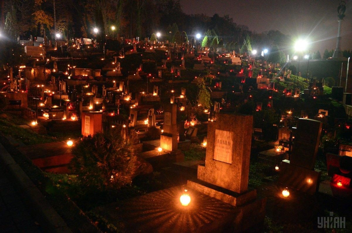 Фото День всех святых на Лычаковском кладбище во Львове 02 ноября 2018