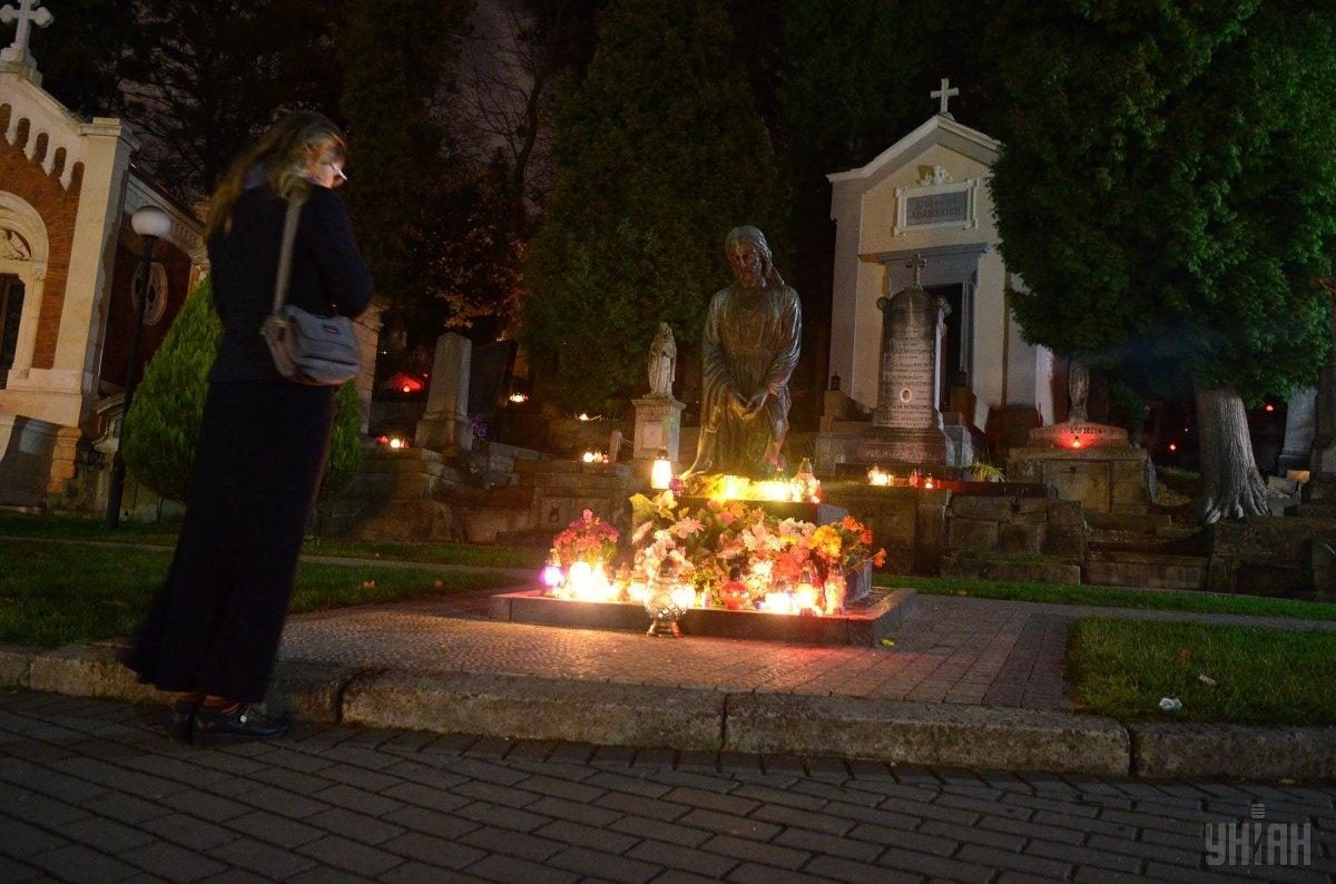 Фото День всех святых на Лычаковском кладбище во Львове 02 ноября 2018