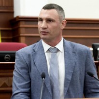 Кличко: Киевляне получили возможность быстро зарегистрировать авто в Центре предоставления админуслуг