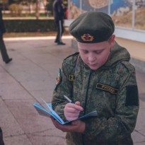 В крымских санаториях детей одевают в военную форму (фото)