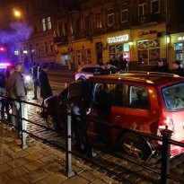 Во Львове пьяный водитель легковушки устроил «гонки» с патрульными, влетел в забор и перевернулся (фото, видео)