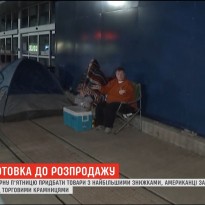 В США две женщины в ожидании Черной пятницы стали лагерем под супермаркетом (видео)