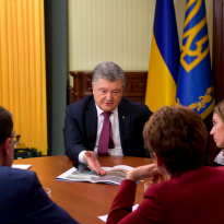 Порошенко заявил, что военное положение в 10 областях Украины будет действовать до 26 декабря