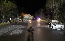 На Ривненщине в результате столкновения с лесовозом дотла сгорел автомобиль, погибли двое людей (фото)
