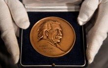 Календарь событий: падение Берлинской стены, "отец бухгалтерии", начало славы Эйнштейна, конец Первой мировой войны и история мотоцикла