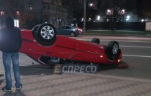 В Києві п'яний водій влаштував ДТП біля російського посольства: авто перекинулося на дах