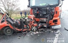 Під Івано-Франківськом легковик влетів у вантажівку, є загиблі (фото)