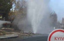 В Киеве прорвало теплотрассу - посреди улицы образовался горячий гейзер (видео)