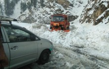 На севере Индии спасают попавших в снежный плен людей (фото, видео)