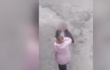 В Днепре девушка избила школьницу и заставила ее стать на колени (видео)