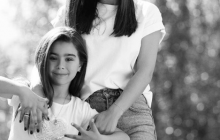 Снова с обручальным кольцом: Ани Лорак поделилась черно-белым фото с дочкой