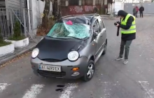 "В салоне шприцы и ствол": в Киеве произошло пьяное ДТП с опрокидыванием (видео)