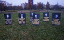 У Петербурзі активісти поставили надгробки для депутатів Держдуми, які проголосували за пенсійну реформу (фото)