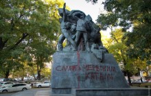 В Одессе облили краской памятник потемкинцам (фото)