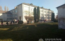 У школі під Києвом підліток розпорошив газ: десятки евакуйованих, дев'ятеро дітей у лікарні (фото)