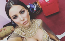 Ани Лорак в образе Клеопатры выпятила губы и "засветила" грудь (фото)