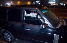 В Киеве парни на Range Rover катались с оружием в салоне и показывали оголенные ягодицы (фото, видео)