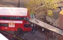 У Лондоні п’яний водій двоповерхового автобуса протаранив зупинку: десятки постраждалих (відео)