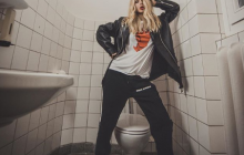 "Надо было штаны снять": Лободу разнесли в Instagram за фото с унитазом