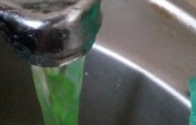 "Вы за это голосовали": в Донецке из-под крана течет зеленая вода (фото)