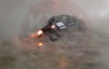 В центре Киева прорвало теплосеть, автомобиль провалился в яму с горячей водой (фото, видео)