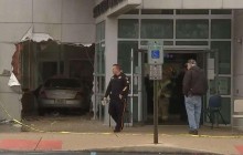 В США женщина на автомобиле протаранила соццентр, 20 человек пострадали (видео)