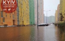 "Хороший каток получится": в Киеве из-за прорыва трубы затопило престижный микрорайон (фото, видео)