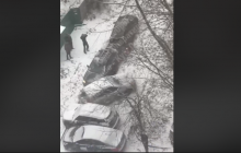 В Киеве легковушка скатилась с горки и врезалась в пять автомобилей, которые столкнулись в ДТП (видео)