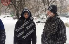 У Києві троє підлітків бризкали в обличчя сльозогінним газом перехожим жінкам і знімали це на телефон (відео)