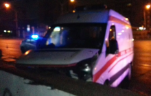 Во Львове скорая въехала в ограждение подземного перехода