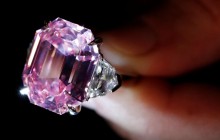 У Швейцарії на аукціоні продали рідкісний рожевий діамант (відео)