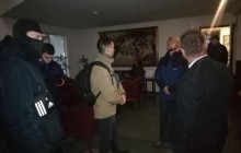 У Дніпрі націоналісти блокували готель, в якому знайшли портрети Сталіна і Леніна (фото, відео)