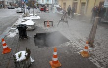 В центре Киева снова прорвало теплосеть: тротуары и дороги в кипятке (фото, видео)