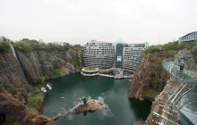 У Китаї відкривається перший у світі підземний готель всередині кар'єру з водою (фоторепортаж, відео)