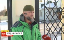 "Кто не без греха?": в столице активисты остановили священника, который объезжал пробку по пешеходной дорожке (видео)