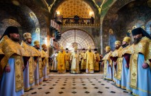 На литургии в Лавре зачитали Постановление Собора епископов Украинской Православной Церкви