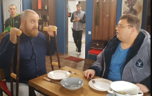 Пострадавший в роковом ДТП актер "Дизель Шоу" на костылях вернулся к съемкам (фото)