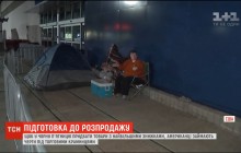 В США две женщины в ожидании Черной пятницы стали лагерем под супермаркетом (видео)