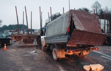 Под Киевом из-за столкновения "Газели" с лесовозом образовалась многокилометровая пробка (фото, видео)