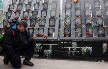 Зі скорботою, сльозами та квітами: українці вшанували пам'ять загиблих на Алеї героїв Небесної сотні (фоторепортаж)