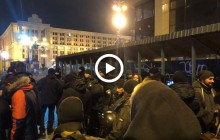 "Смажена курочка", бійка і сльозогінний газ: що сталося вночі під Будинком профспілок (відео)