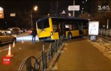 В Киеве неуправляемый троллейбус вылетел с дороги и чуть не упал с обрыва (видео)