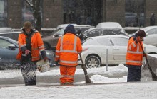 В Киеве коммунальщики устроили драку прямо посреди улицы в грязи (видео)