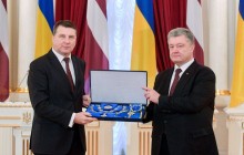 Порошенко наградил президента Латвии орденом Ярослава Мудрого (фото)