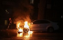 В Киеве возле посольства России сожгли авто с дипломатическими номерами РФ (фоторепортаж)