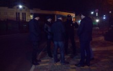В Одессе под генконсульство России принесли "окровавленные" тельняшки (фото, видео)