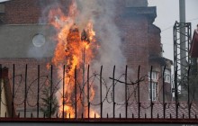 В Харькове консульство РФ забросали файерами и устроили на его территории пожар (фото, видео)