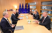 Туск на встрече с Яценюком: Россия должна немедленно освободить украинских моряков и прекратить любые дальнейшие провокации